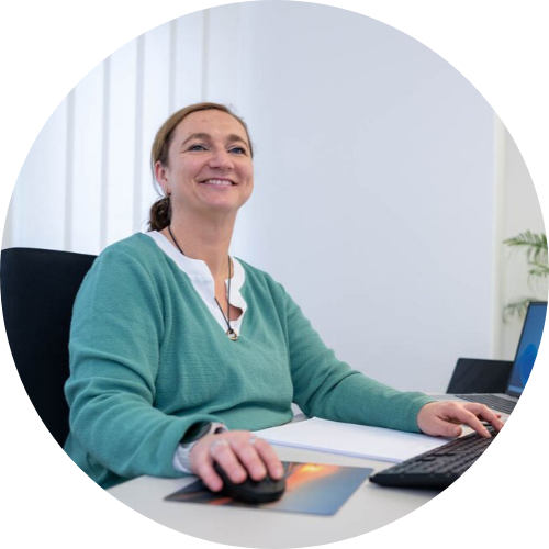 Steuerberaterin Kerstin Metzler am Laptop
